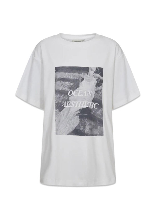 CMMUSE-TEE - Helderwit-T-shirts-Copenhagen Muse-Butler Loftet