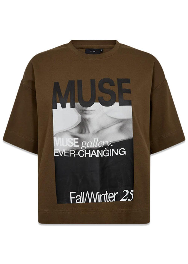 CMMUSE-TEE - Donker Olijf-T-shirts-Copenhagen Muse-Butler Loftet
