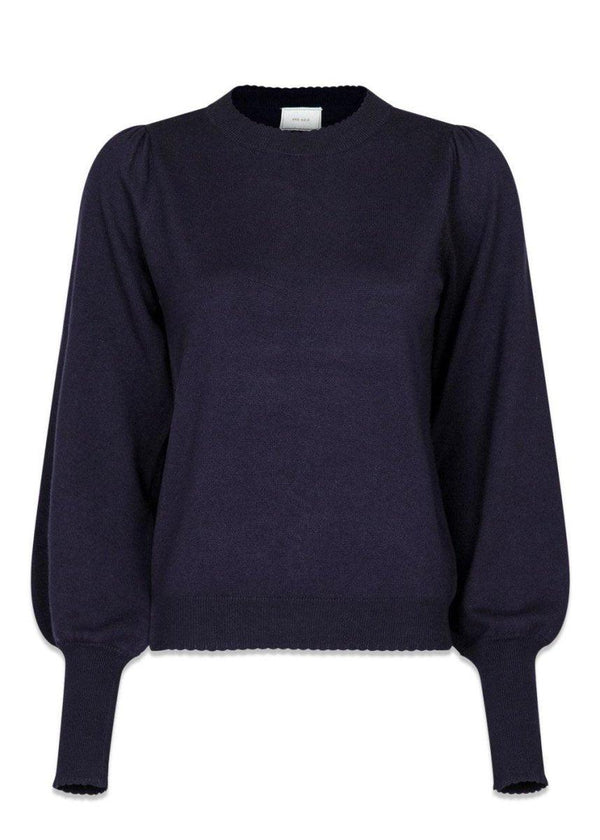 Neo Noirs Magdalena Scallop Knit Blouse - Navy. Køb strik her.