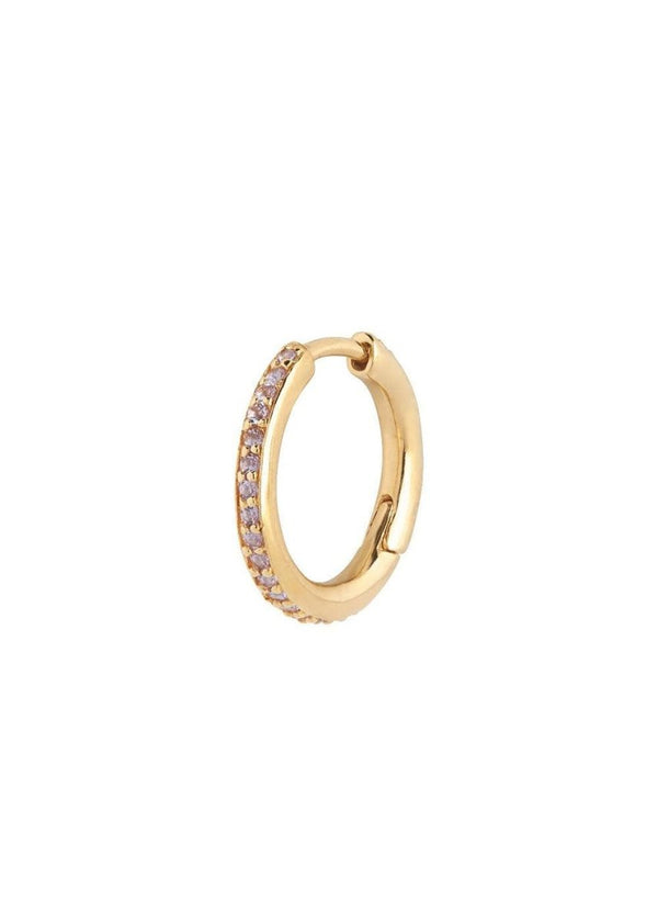 Maria Blacks Mica Huggie - Violet Gold. Køb øreringe her.