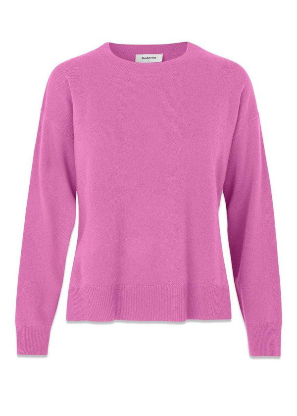 Modströms Noris o-neck - Pale Grape. Køb strik her.