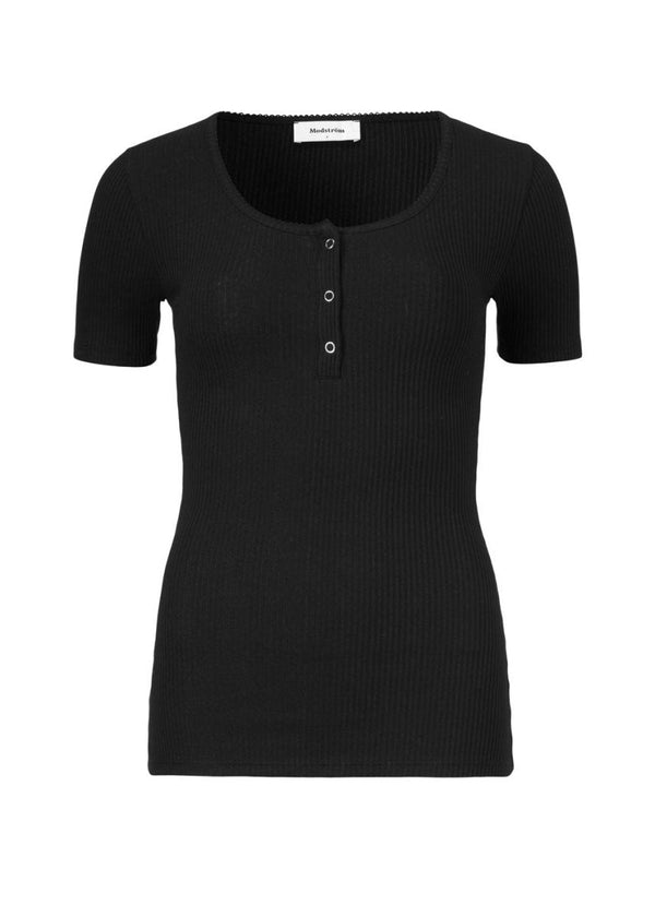 Modströms Orson t-shirt - Black. Køb t-shirts her.