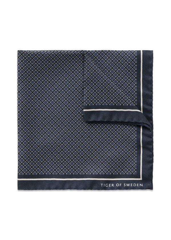 Tiger of Swedens Pipp Handkerchief - Light Ink. Køb scarf her.