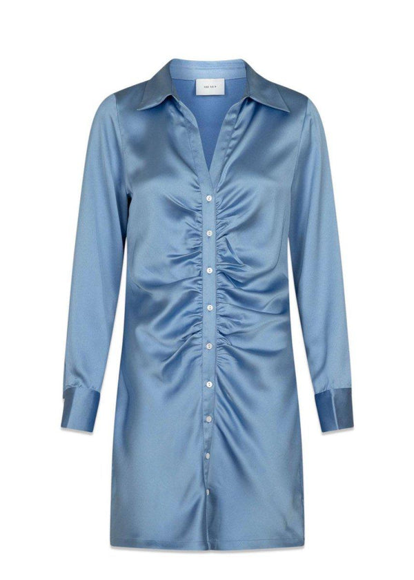 Neo Noirs Ridley Satin Dress - Sky Blue. Køb kjoler her.