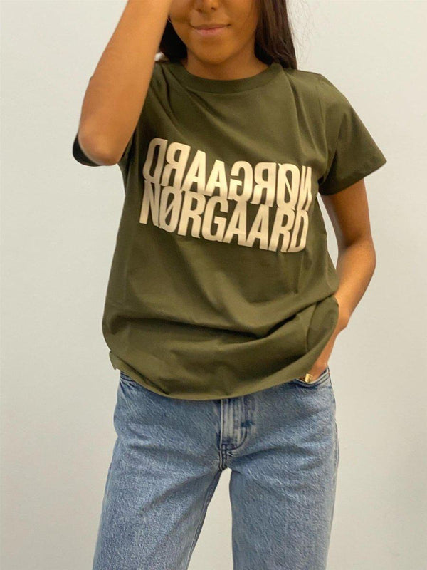 Mads Nørgaards Single Organic Trenda P Tee - Forest Night. Køb t-shirts her.