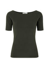 Modströms Tansy top - Deep Pine. Køb toppe her.